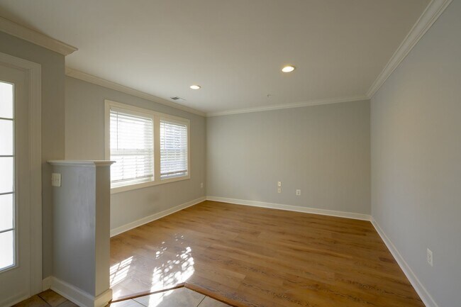 Building Photo - Luxury Living in the Villages of Urbana