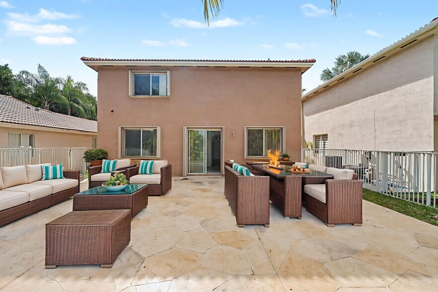 Large backyard with ai pics - 4015 Banyan Trails Dr