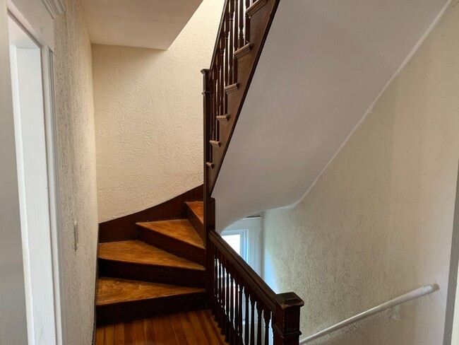 Building Photo - Huge 5 bed In Davis Square