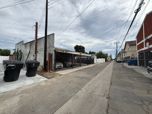 Building Photo - 323 S Kroeger St