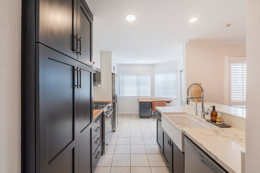 Building Photo - 5455 Sylmar Ave