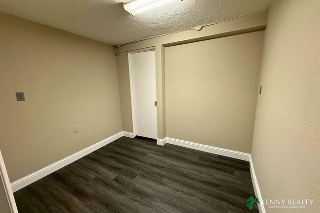 Building Photo - 424 Manor Dr