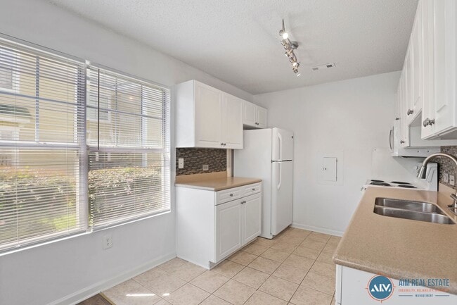 Building Photo - Immaculate 2-Bedroom Ground-Floor Villa in...