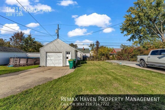 Building Photo - 14215 Tabor Ave, Maple Heights- Spacious 3...