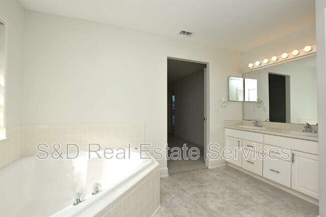 Building Photo - 2235 Silver Re Dr