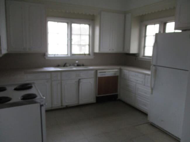 Building Photo - 4 Bedroom, 2 Bath house.