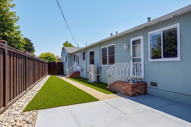 Building Photo - 4 Bed / 3 Bath Burlingame home near excell...