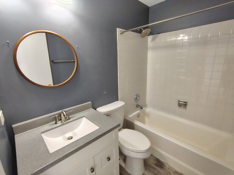 Building Photo - 667 Woodhaven Dr