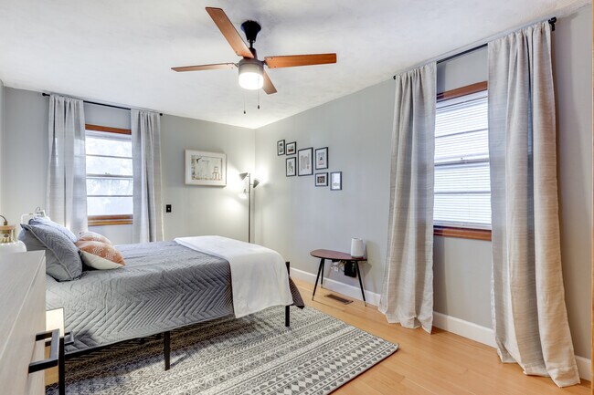 Queen bedroom - 6620 SE Reedway St