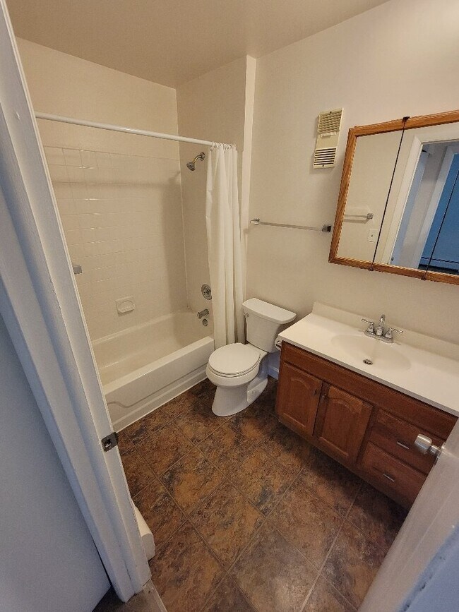 Building Photo - 547 Brookside Dr