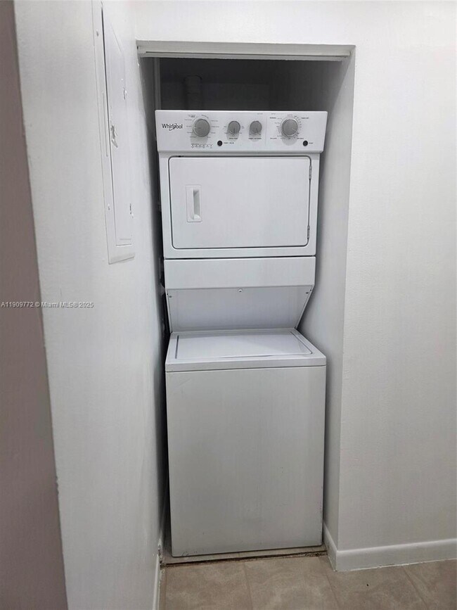 Building Photo - 1500 Jefferson Dr