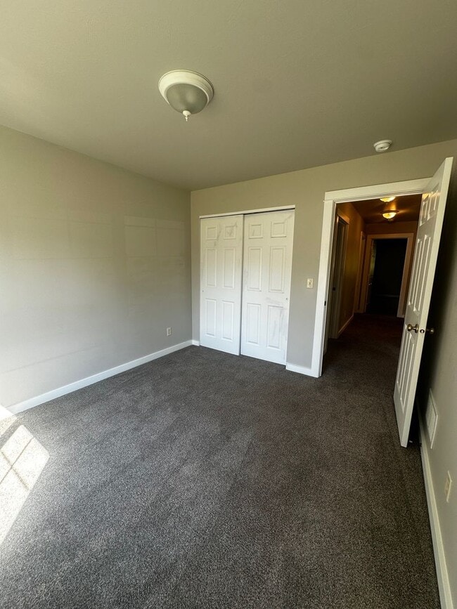 Building Photo - Beautiful 3 Bedroom Home- Centrally Locate...