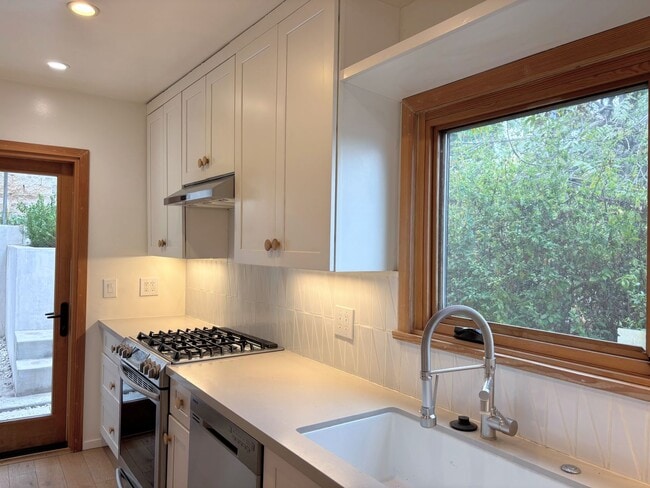 Building Photo - Serene 2bed /1 Bath Spanish Hideaway in He...