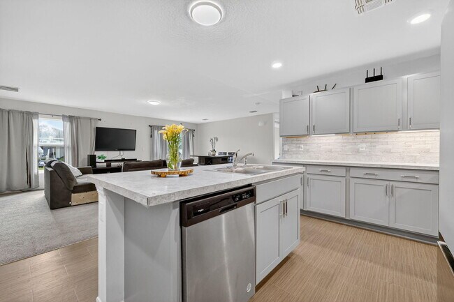 Building Photo - 644 SW Hoffenberg Ave