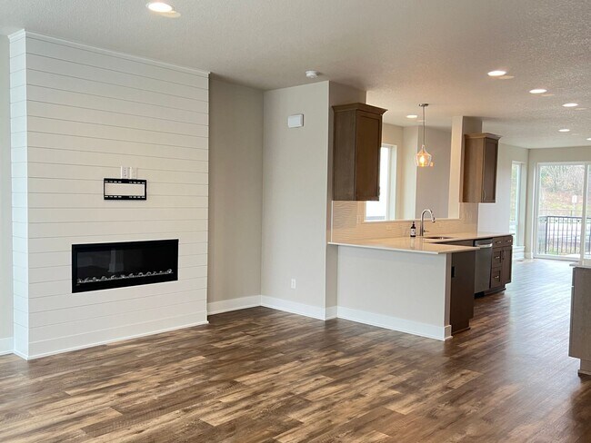 Building Photo - Start Lease by 8/15 to Receive REMAINDER o...