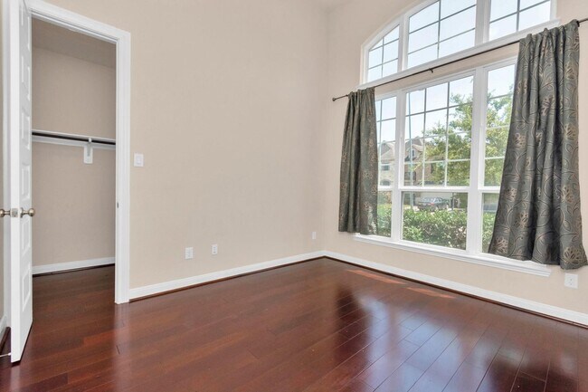 Building Photo - Luxurious House in Sugar Land