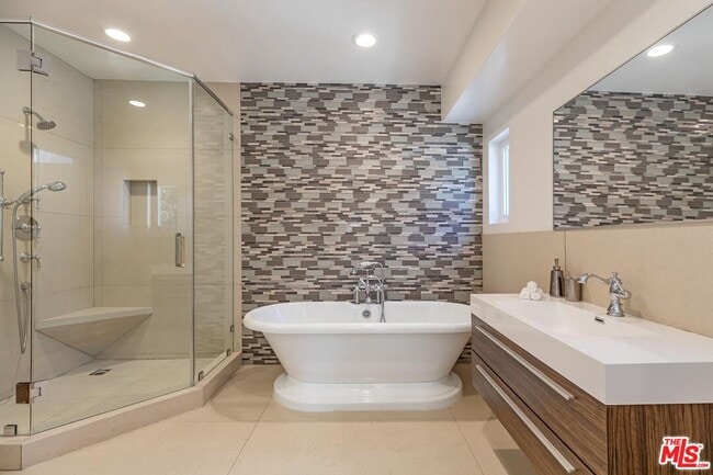 Building Photo - 703 N Maple Dr