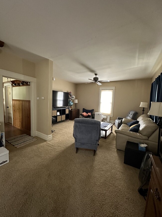 Building Photo - Great 4 Bed 3 Bath! Available June 1st 2025