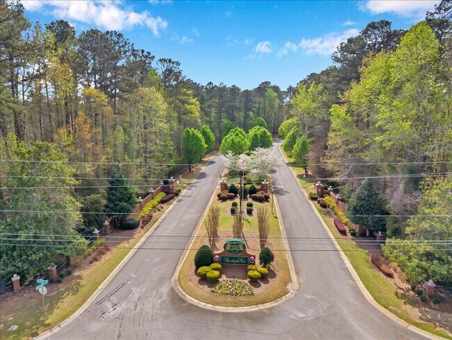 Building Photo - Country Club Living