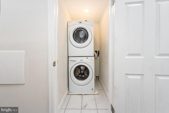 Building Photo - 71 Dolphin St