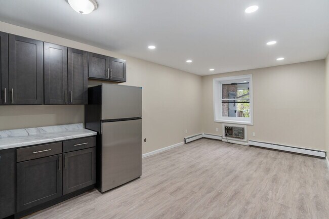 Building Photo - Railroad Manor - Nearly Renovated - Studio...