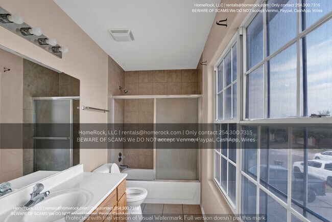 Building Photo - 3 Bedroom 2.5 Bath Available