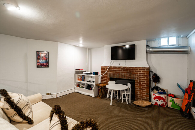 Building Photo - 6014 N Kent Ave