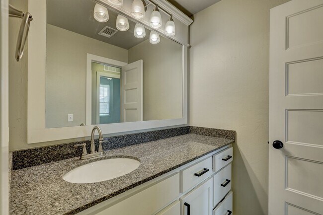 Building Photo - Desirable Home In Valencia Park!