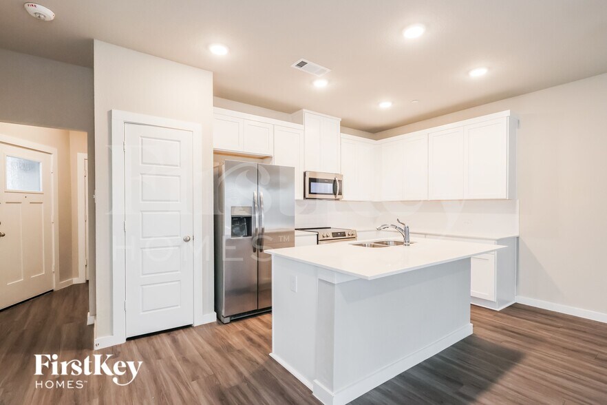 Building Photo - 18334 W Centro Cir