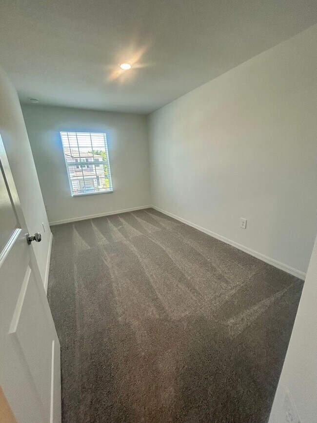 Building Photo - Stylish Townhome in the Heart of Ruskin – ...