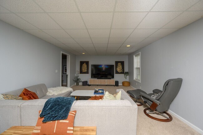 Building Photo - **UPDATED BRENTWOOD HOME THAT DOESN'T FEEL LIKE A RENTAL**