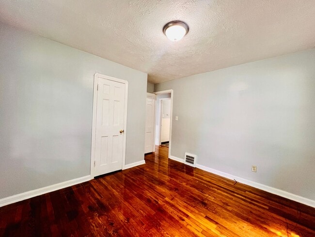 Building Photo - 8606 Rosewood Ave