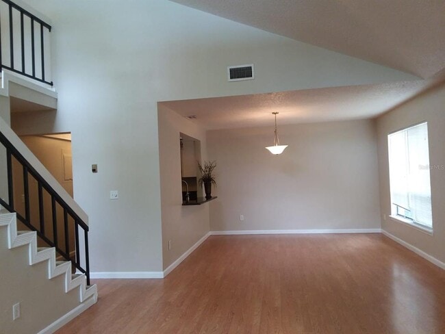 Building Photo - 422 S Netherwood Cres