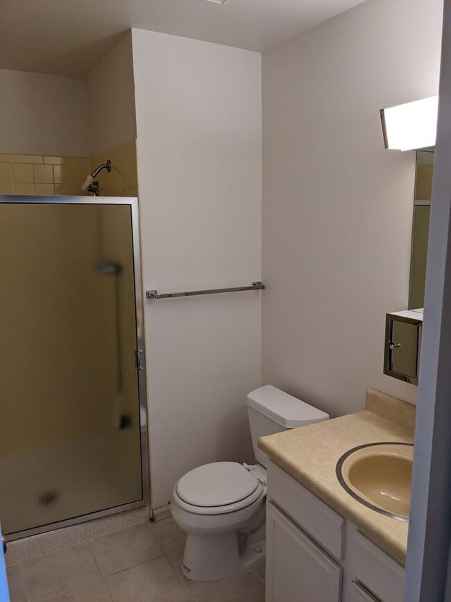 Building Photo - Stunning Golden Townhouse On Top of The World!