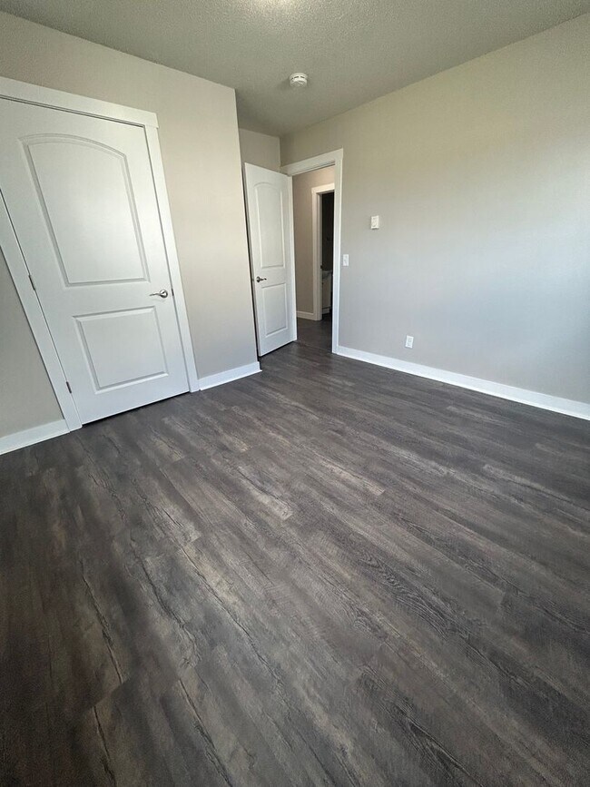 Building Photo - Recently Renovated 2 Bedroom Apartment