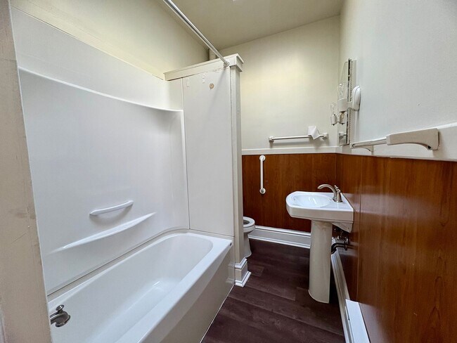 Building Photo - 1369 W Market St