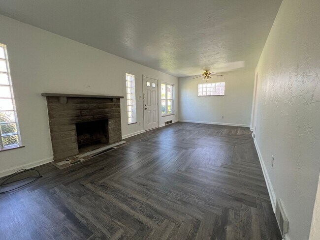 Building Photo - Modern 3 bedroom, 1.5 bathroom home in Bethel Park