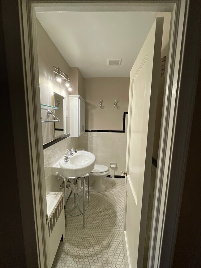 Building Photo - 906 Pine Heights Ave