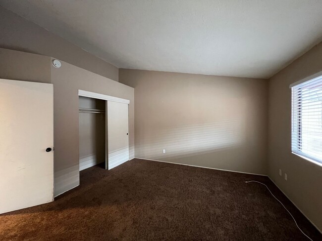 Building Photo - Beautiful 3 Bedroom 2 Bathroom House in Co...