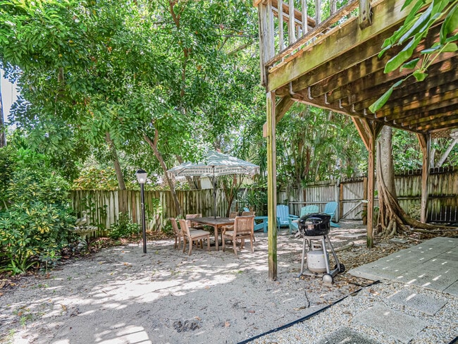 Building Photo - 925 Coquina Ln