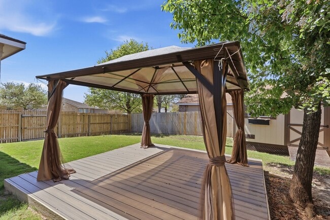 Building Photo - 3 bedroom 2 bath home located by Camp Bullis