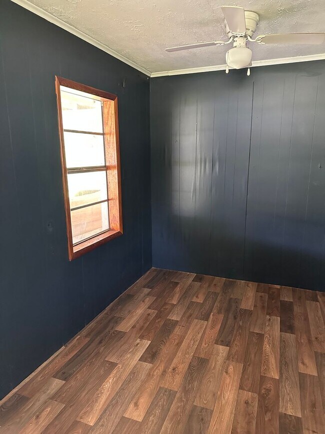 Building Photo - 19465 Mobile Rd