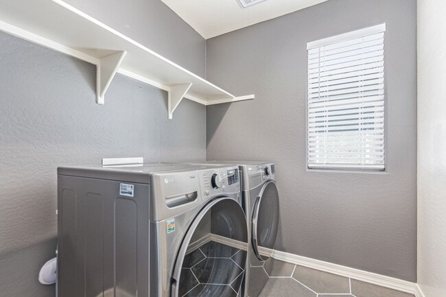 Building Photo - Spacious, Stylish, and Ready for You!   *H...