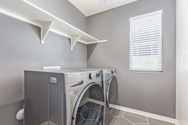 Building Photo - Spacious, Stylish, and Ready for You!