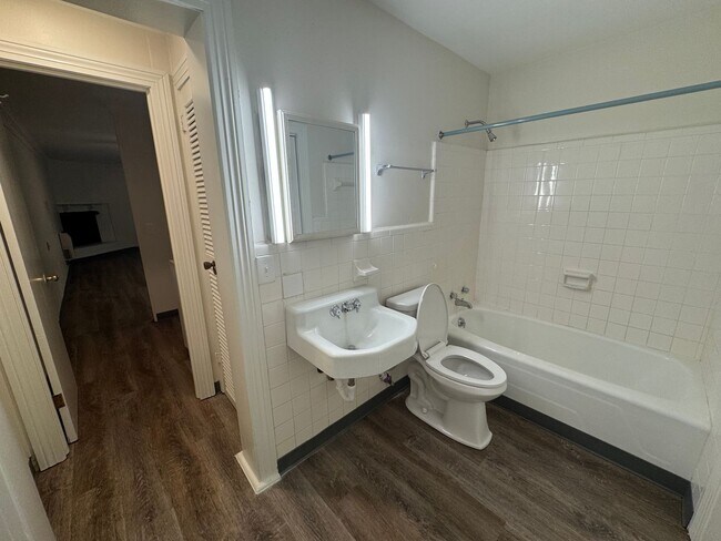 Building Photo - Renovated 4/3 House in North Hills- $1,995