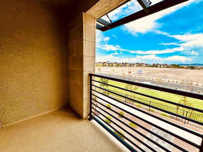 Building Photo - AMAZING, CORNER LOT, UPGRADED TOWNHOME IN "HENDERSON!!"  NEXT DOOR TO COMMUNITY DOG PARK!!