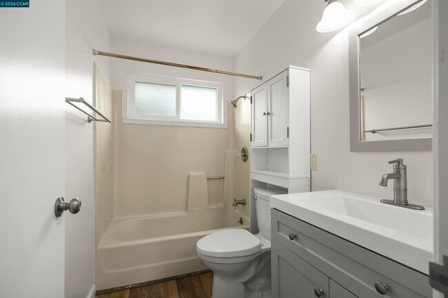 Building Photo - 560 La Copita Ct