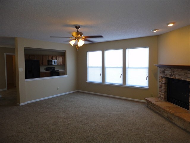 Building Photo - 2324 Shadowbrook Dr