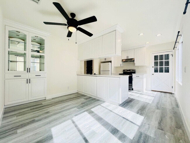 Building Photo - 439 1/2 N Hayworth Ave-439.5