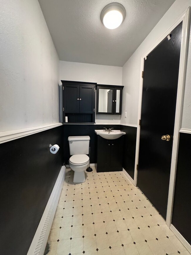 Building Photo - 3 Bedroom 1 -1/2 Bath Lower Apartment with a Shared Garage